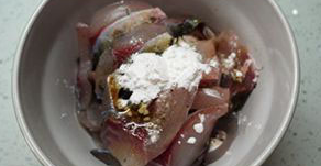 3、豆花鱼片,将鱼片放入盐、生抽0.5匙、料酒、胡椒粉和蛋清