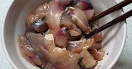 4、豆花鱼片,拌匀腌制5-10分钟。