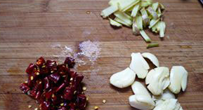 5、豆花鱼片,姜蒜分别切末、干辣椒剪成小段待用。