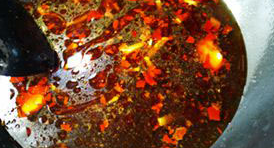 8、豆花鱼片,放入郫县豆瓣酱，小火炒出红油。加入高汤或水，并放入生抽、盐调味，转大火煮开。