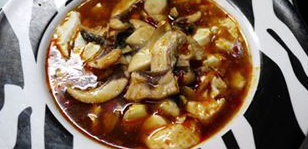 10、豆花鱼片,将煮好的鱼片连汤一起倒入放豆花的大碗中，撒上切成段的小葱。