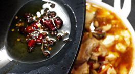 11、豆花鱼片,炒锅洗净，另放一匙油，放入干辣椒段、花椒小火爆出香味，趁热淋在做好的豆花鱼片上即可。