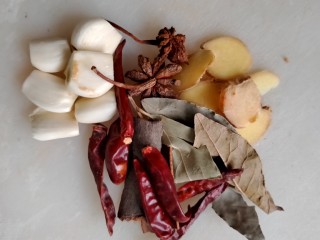 2、节节香,把大料准备好。