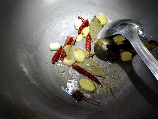 5、节节香,锅内放入少许色拉油，把大料下锅煸香，用小火慢慢煸。