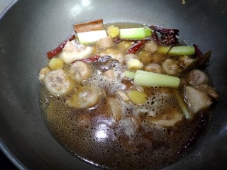 8、节节香,接的放入适量老抽，盐，鸡精，白胡椒粉，冰糖。加入适量冷水，要漫过猪尾巴。盖上盖子，大火烧开转小火慢炖50分钟。