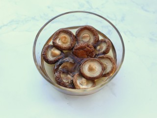 2、电饭煲腊肠煲仔饭,香菇提前泡发洗净，泡香菇的水留下备用