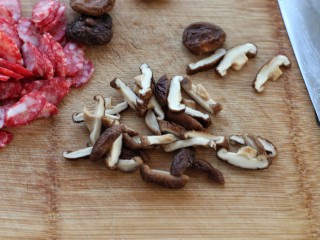 4、电饭煲腊肠煲仔饭,香菇也切成片