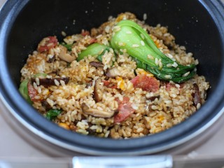 12、电饭煲腊肠煲仔饭,拌匀后食用即可