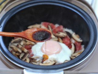 10、电饭煲腊肠煲仔饭,把酱汁沿着锅边淋入米饭中
