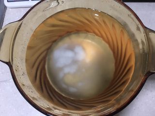 2、重庆冰粉,冰粉粉40克、水2500克加入搅拌均匀。