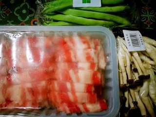 1、五色牛肉卷和豆腐羹,牛肉片用黑胡椒、红酒、番茄酱、酱油腌制。