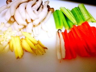 2、五色牛肉卷和豆腐羹,姜蒜切丁,蔬菜切丝,芦笋四季豆焯水。