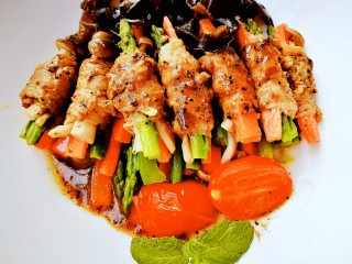 8、五色牛肉卷和豆腐羹,用芦笋代替四季豆,味道更加鲜美。浇上自己调制的蒜末酱汁,牛肉鲜美的味道渗入爽脆的蔬菜之中,每一口都让人满足。