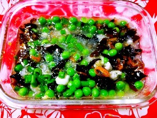 13、五色牛肉卷和豆腐羹,加入焯熟的豌豆,用水淀粉勾芡。这道菜,制作迅速又鲜美可口。