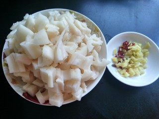 3、酸辣藕丁,藕切丁，辣椒，生姜切碎。