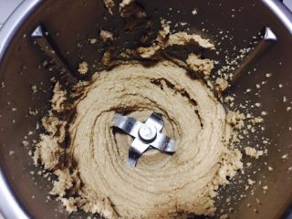 3、自制花生酱,打好的花生米，就这样。这时，还有一点点，很小的颗粒，如果喜欢有嚼劲，这样可以了。如果喜欢吃细腻的，还可以再打10秒。