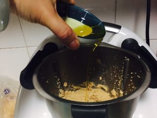 5、自制花生酱,把油倒入主锅。