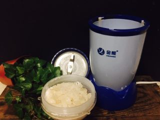 7、自制花生酱,买来的冰糖，用粉碎机，打成冰糖粉。这个机器可以干打。