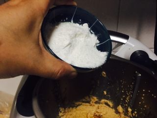 11、自制花生酱,倒入冰糖粉。