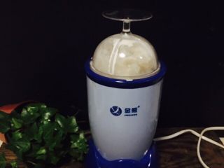 8、自制花生酱,通电，转一下，大概十秒就可以了。