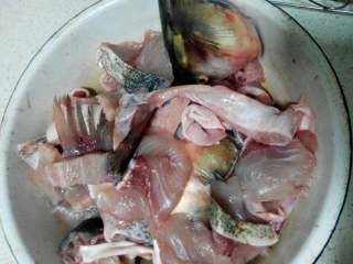 1、水煮鱼,鱼洗干净后，用盐，料酒，姜，提前1小时码入味