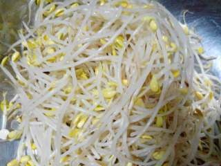 2、水煮鱼,黄豆芽飞水后，沥干水份，装在碗底，垫底备用