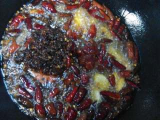 3、水煮鱼,起锅，热油，下入干辣椒，干花椒，大蒜，姜，豆瓣酱，火锅底料，麻辣鱼调料，炒均匀