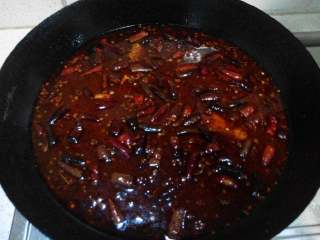 4、水煮鱼,加入适量的开水，调一点点盐，鸡精