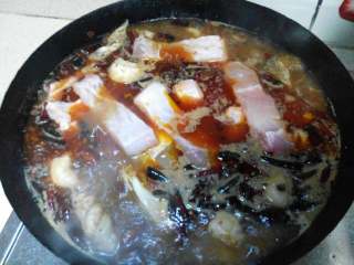 6、水煮鱼,下鱼骨，煮熟后，用漏勺，把鱼肉捞入豆芽碗里