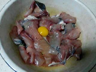 7、水煮鱼,剩下的鱼片，打一个鸡蛋，搅匀