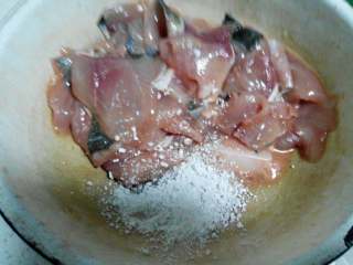 8、水煮鱼,放一点点淀粉，搅拌均匀