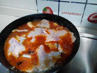 9、水煮鱼,锅里的鱼汤，下入鱼片，煮熟后，全部倒入大碗里