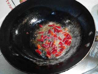 11、水煮鱼,下入干花椒，干辣椒，