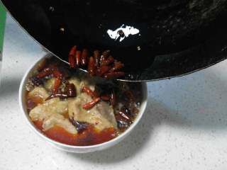 12、水煮鱼,迅速浇到鱼肉上，