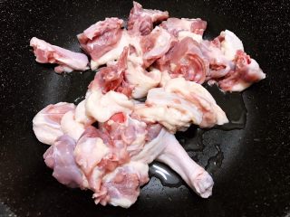 2、魔芋啤酒鸭,锅里加入鸭肉翻炒