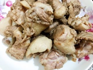 4、魔芋啤酒鸭,等油变清亮后捞出鸭肉