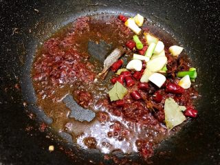 6、魔芋啤酒鸭,加入姜蒜，干辣椒干花椒八角桂皮香叶翻炒一分钟