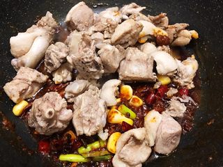 7、魔芋啤酒鸭,加入鸭肉翻炒几分钟