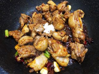 8、魔芋啤酒鸭,加入盐和鸡粉调味