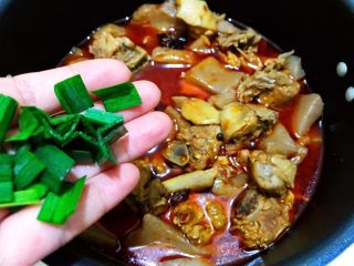 12、魔芋啤酒鸭,出锅前撒上蒜苗段