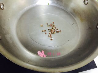 8、养秋膘-红烧元宝肉,锅内入少量的油，爆香花椒，不用放太多油，五花肉会出油