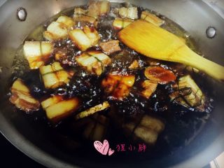 14、养秋膘-红烧元宝肉,最后大火收汁的时候放盐，这个时候筷子可以轻松扎进红烧肉