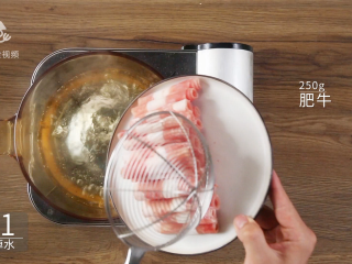 2、适合上班族的快手凉菜，蒜泥肥牛吃的巨过瘾,肥牛焯水