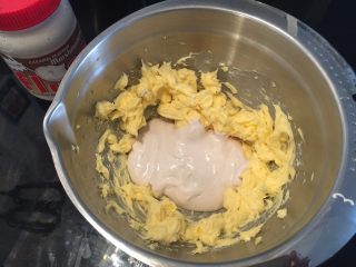 3、FLUFF法式芝麻月饼,黄油室温软化，一次性加入棉花糖