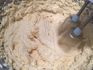 6、FLUFF法式芝麻月饼,搅拌均匀