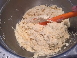 8、FLUFF法式芝麻月饼,切拌至无干粉即可