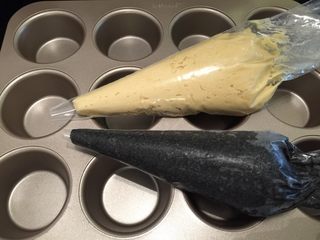 9、FLUFF法式芝麻月饼,分别将饼皮面糊和黑芝麻馅装入裱花袋