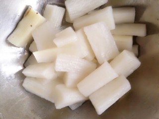 17、冰橙山药,16.山药切去皮成段用开水焯熟。