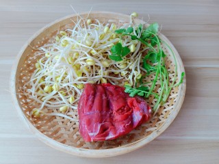 1、麻辣水煮牛肉,准备新鲜的牛肉，豆芽与香菜。