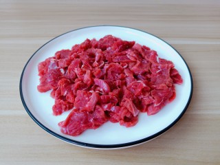 3、麻辣水煮牛肉,牛肉顺着肉丝的纹路横着切成片。